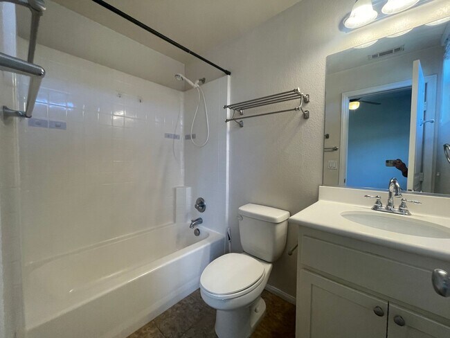 Building Photo - Tri-level 3 bedroom 3.5 bathroom townhouse...
