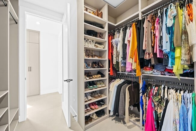 Building Photo - 2324 SW 26th St