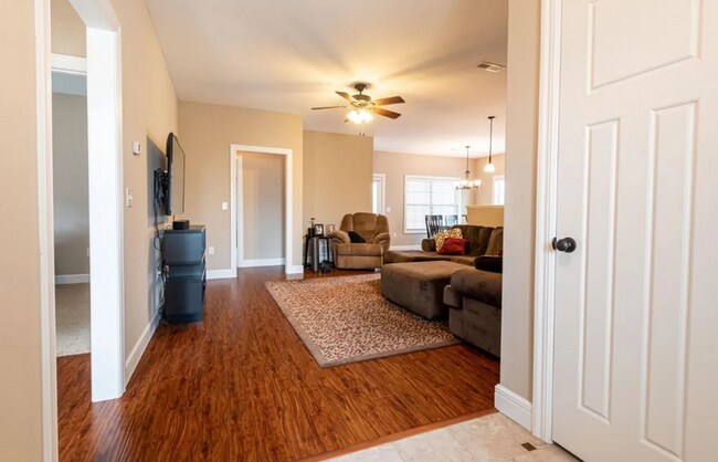 Building Photo - BEAUTIFUL HOME ON WEST SIDE!! SCREENED IN PATIO! FENCED IN YARD!