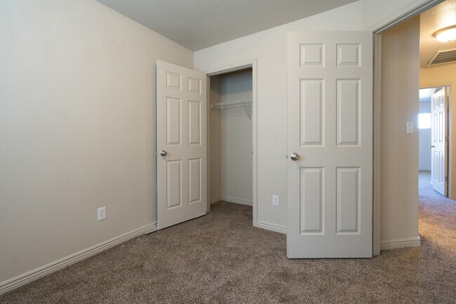 Building Photo - 3155 S Hidden Valley Dr