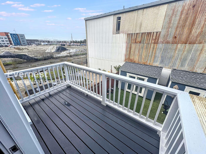 Building Photo - 905 Pine St