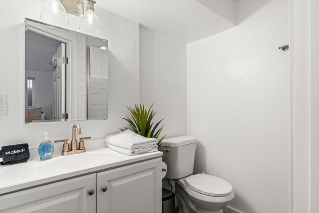 Building Photo - 940 E Buddlea Dr