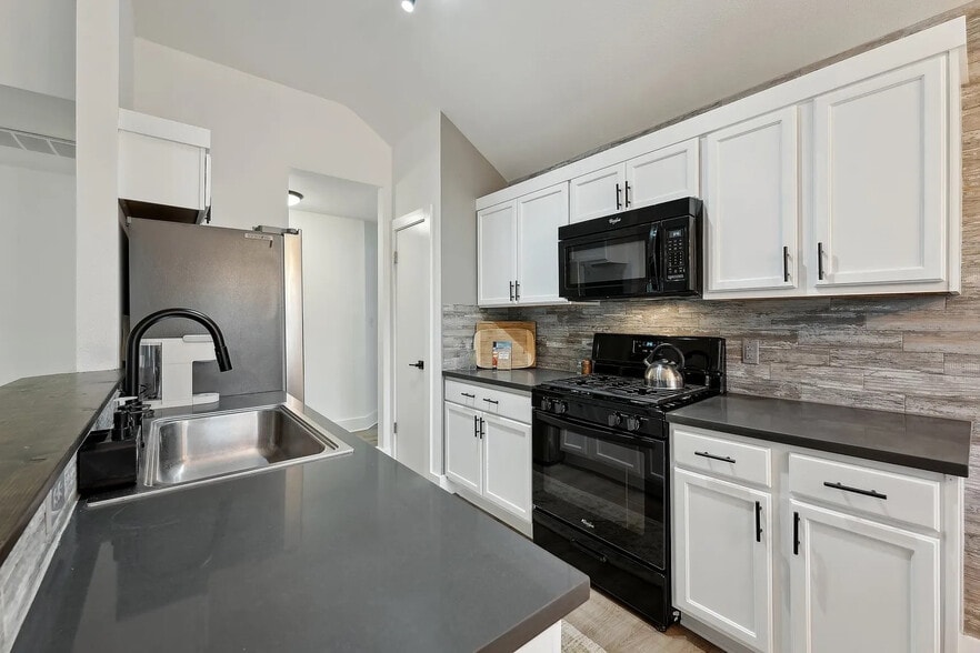 Building Photo - Room in House on Rosewood Ct