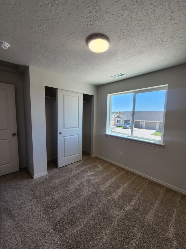Building Photo - 922 Starview Ave