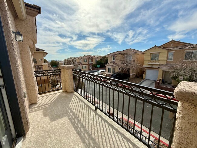 Building Photo - 2/BD 2.5/BA Home in Gated Community with Mountain Views & Premium Amenities!