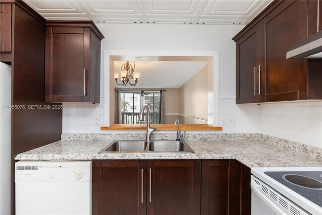 Building Photo - 301 NE 14th Ave