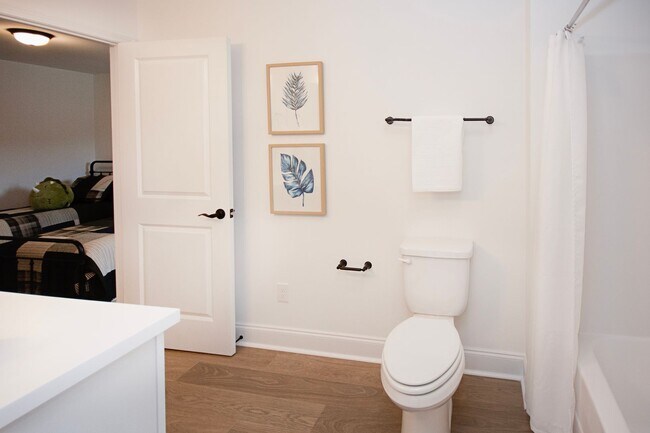 Building Photo - Beautiful 3 bd Townhome for Rent!