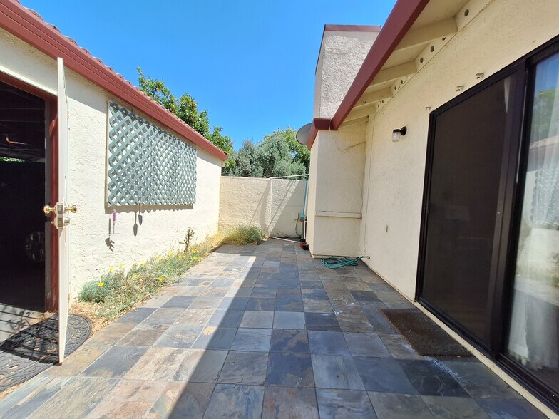 Building Photo - 5042 Glide Dr