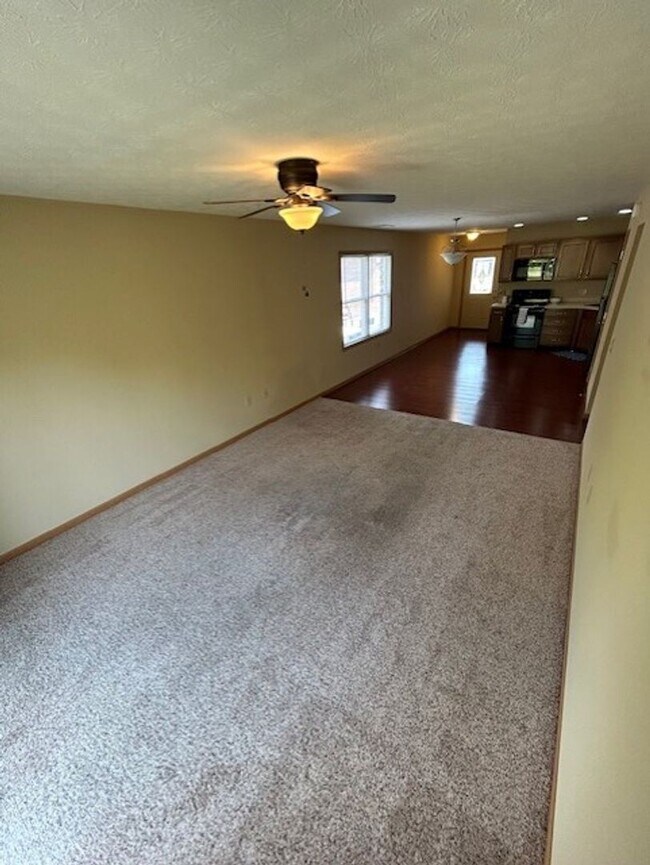 Building Photo - One Bedroom Apartment Available!