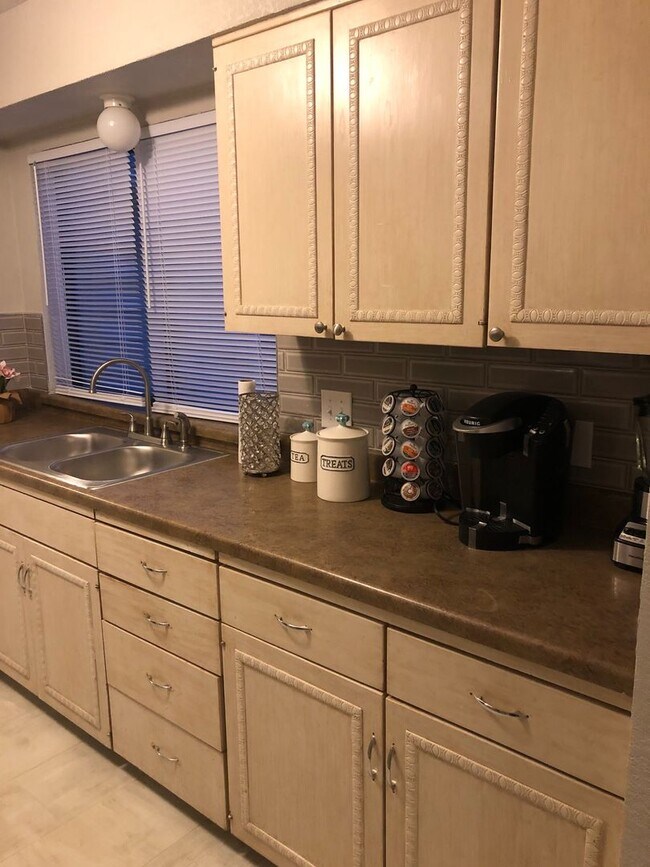 Building Photo - 2 bed & 2 bath Condo. 2 car garage.
