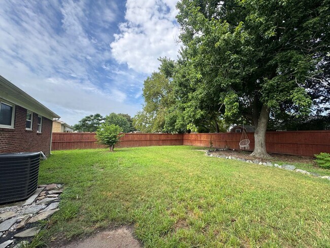 Building Photo - 2041 Midway Ave