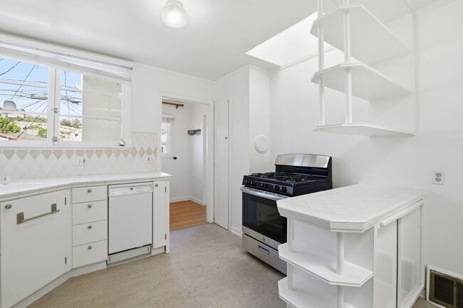 Building Photo - 347 Staples Ave