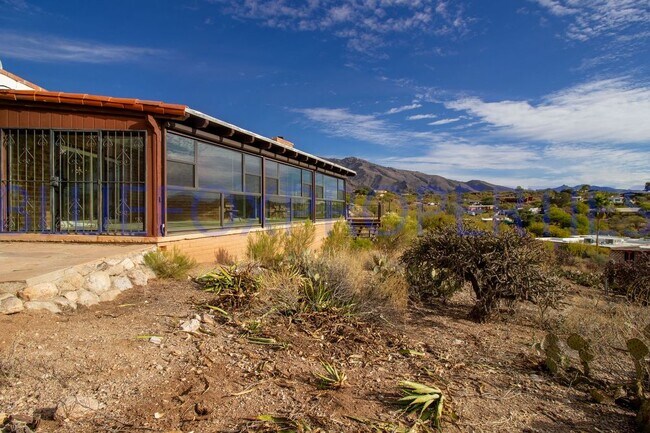 Building Photo - Stunning home off Sunrise and Swan!