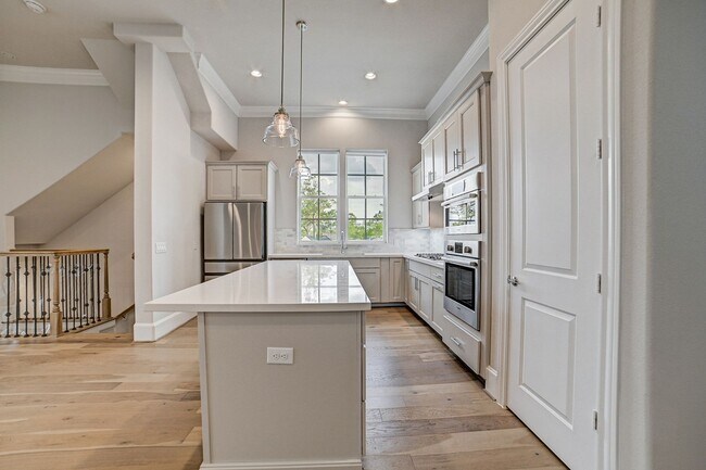 Building Photo - Stunning Modern Townhome in Central Location!