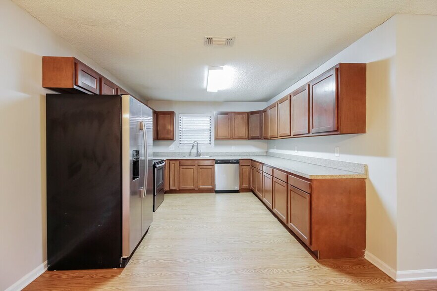 Building Photo - 8442 Finwood Ave