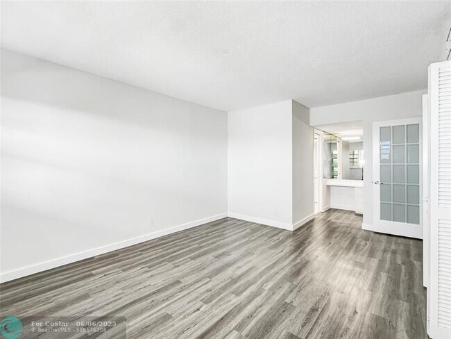 Building Photo - 2950 N Palm Aire Dr