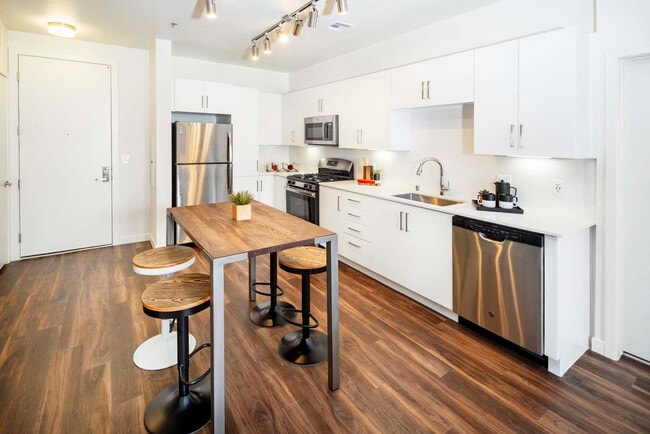 Building Photo - Ely on Fremont