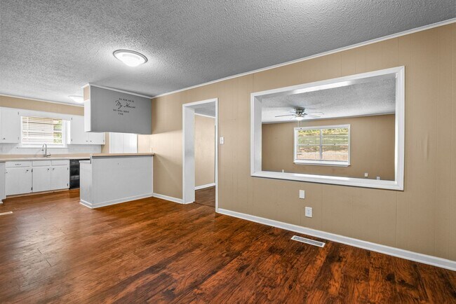 Building Photo - 6412 Chippewa Dr