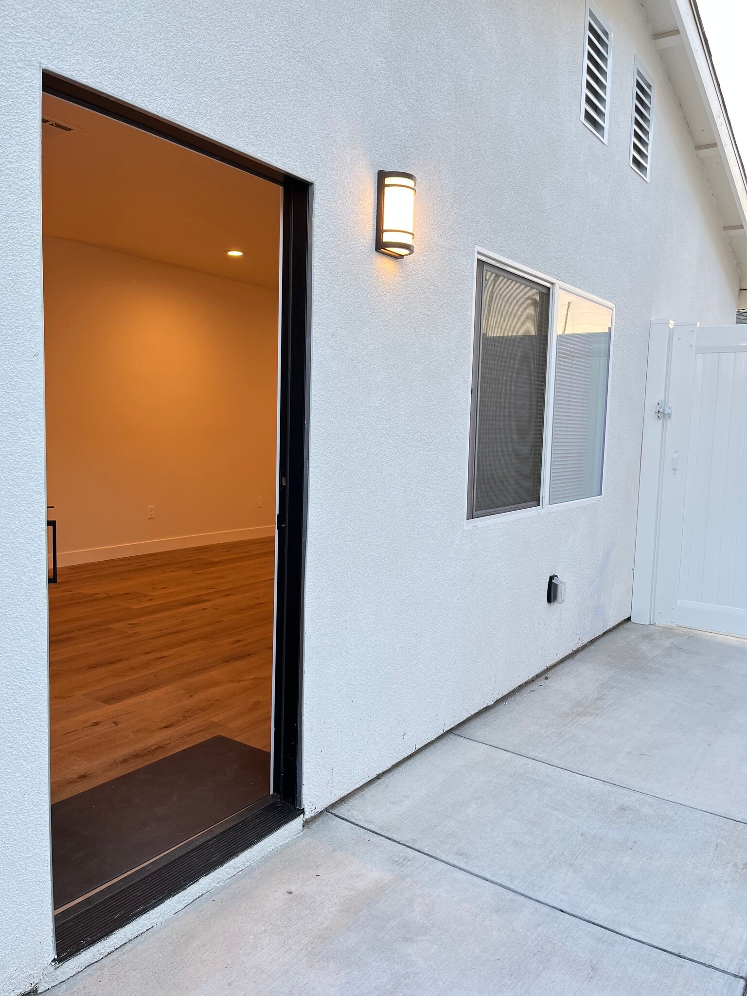 Building Photo - 9938 Lull St