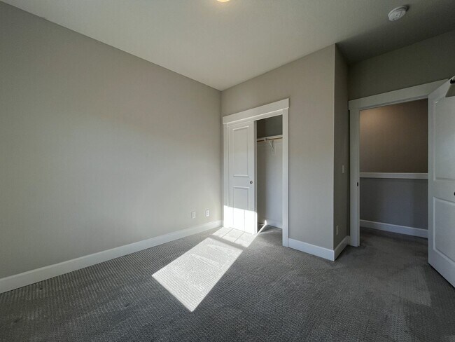 Building Photo - 3-Bedroom Home in Reed’s Crossing with Luxurious Primary Suite & Open Floor Plan, Fireplace, Wash...