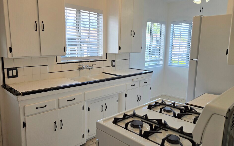 Building Photo - 3552 Locke Ave