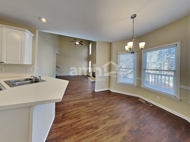 Building Photo - 3305 Maple Terrace Dr