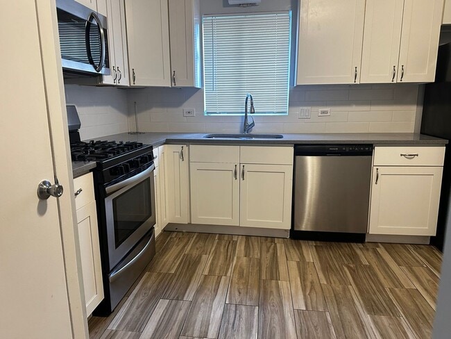 Building Photo - 6020 Lake Bluff Dr