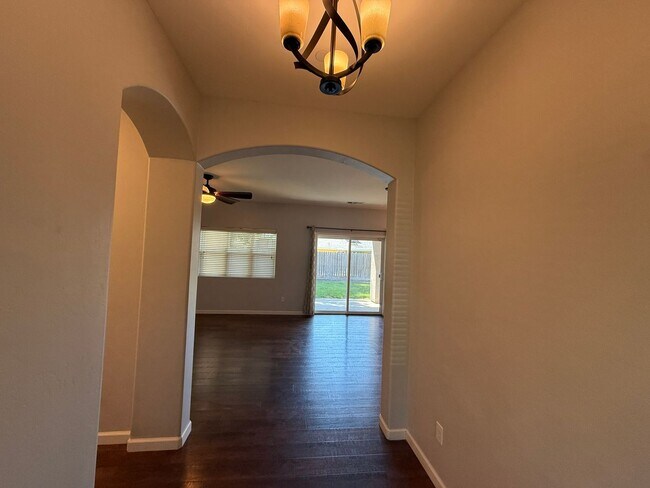 Building Photo - harming 3 bedroom, 2 bathroom single-story...