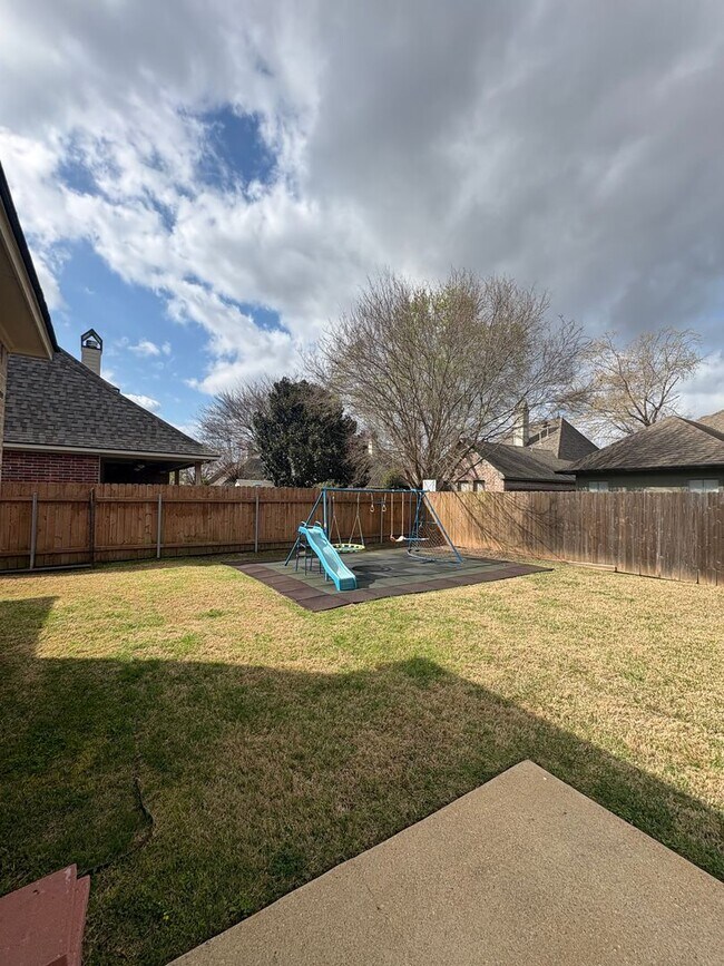 Building Photo - Great Gated Community Home