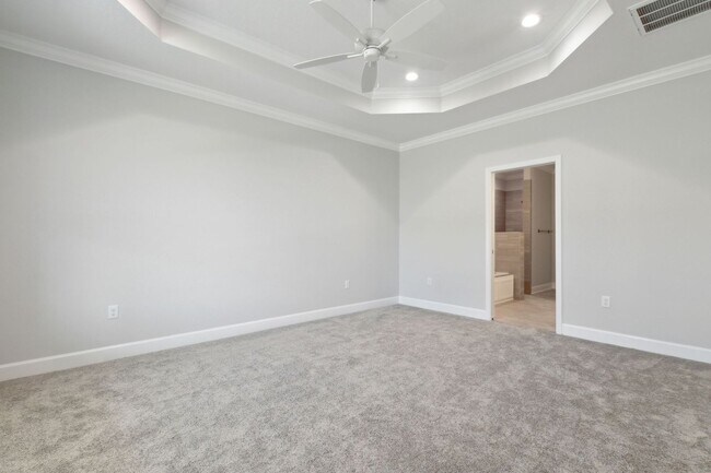 Building Photo - Resort Style living, minutes to town!