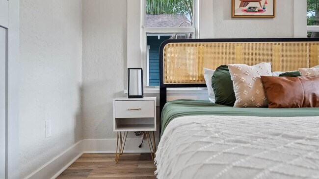 Building Photo - 1007 E Comanche Ave