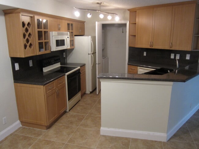 Building Photo - 9999 Summerbreeze Dr