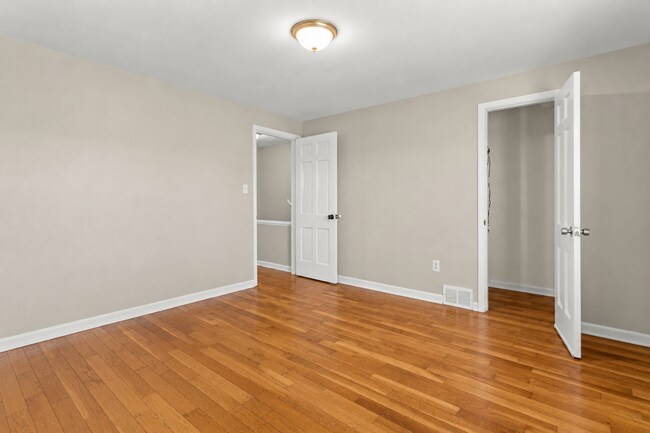 Building Photo - Beautiful updated townhome