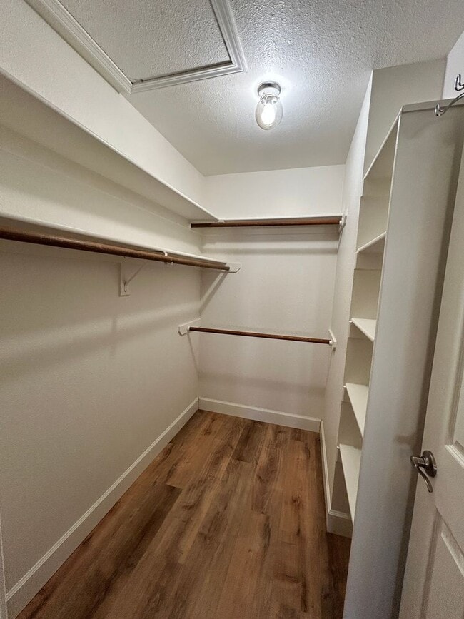 Building Photo - Unfurnished Home!