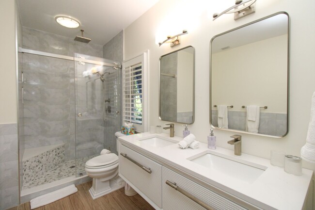 Building Photo - **STUNNING POOL HOME**4BEDS / 4.5BATHS**AQ...