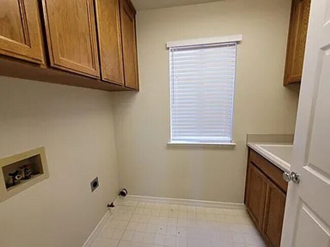 Building Photo - Spacious 4 Bed 3 Bath Home with a Pool!