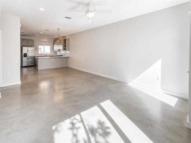 Building Photo - 801 N Bluff Dr