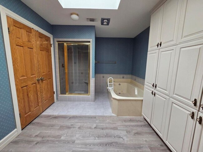 Building Photo - FOR LEASE!!