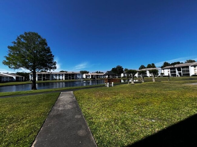 Building Photo - 1 Bedroom 2nd Floor Condo in East Orlando with Laminate Flooring and Scenic Balcony View!