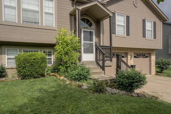 Building Photo - 612 NE Topaz Dr