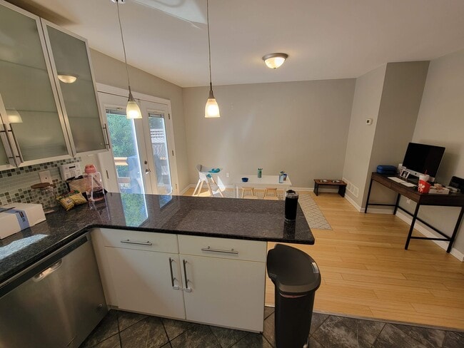 Kitchen/Dining - 555 Coventry Lane