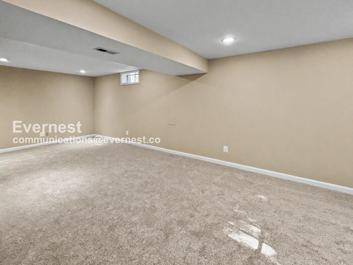 Building Photo - 8 Sarrington Ct