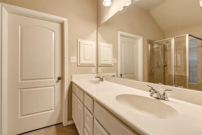 Building Photo - 5615 Stoneridge Ct