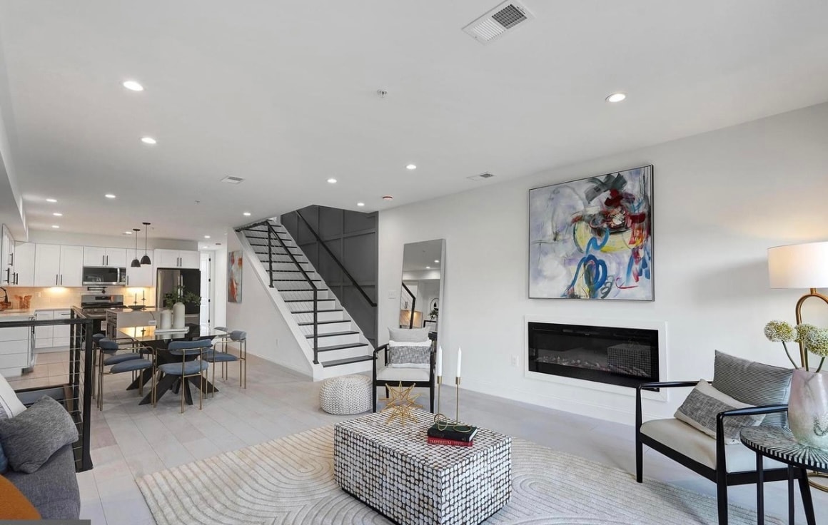 Building Photo - 638 Franklin St NE