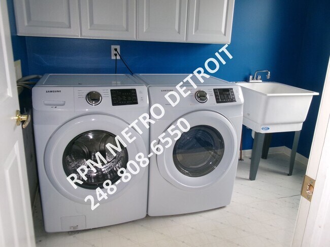 Building Photo - SPACIOUS HOME IN BROWNSTOWN