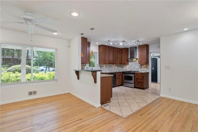 Building Photo - 2558 Woodacres Rd NE