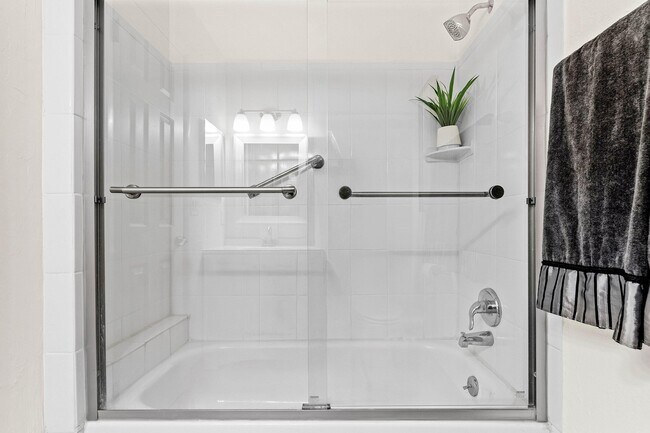 Building Photo - 13899 Via Aurora