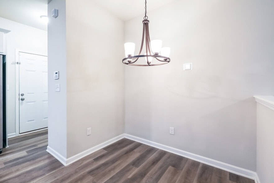 Building Photo - 4 Elm St