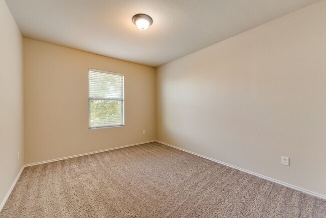 Building Photo - COMING SOON! CHARMMING 2 BEDROOM TOWNHOME ...