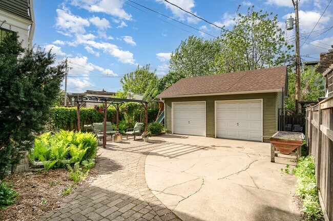 Building Photo - Spacious 4BR/2BA Single-Family Home in Mer...